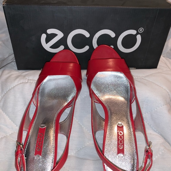 Size  7 Ecco cherry red heeled sandal open toe - Picture 3 of 5
